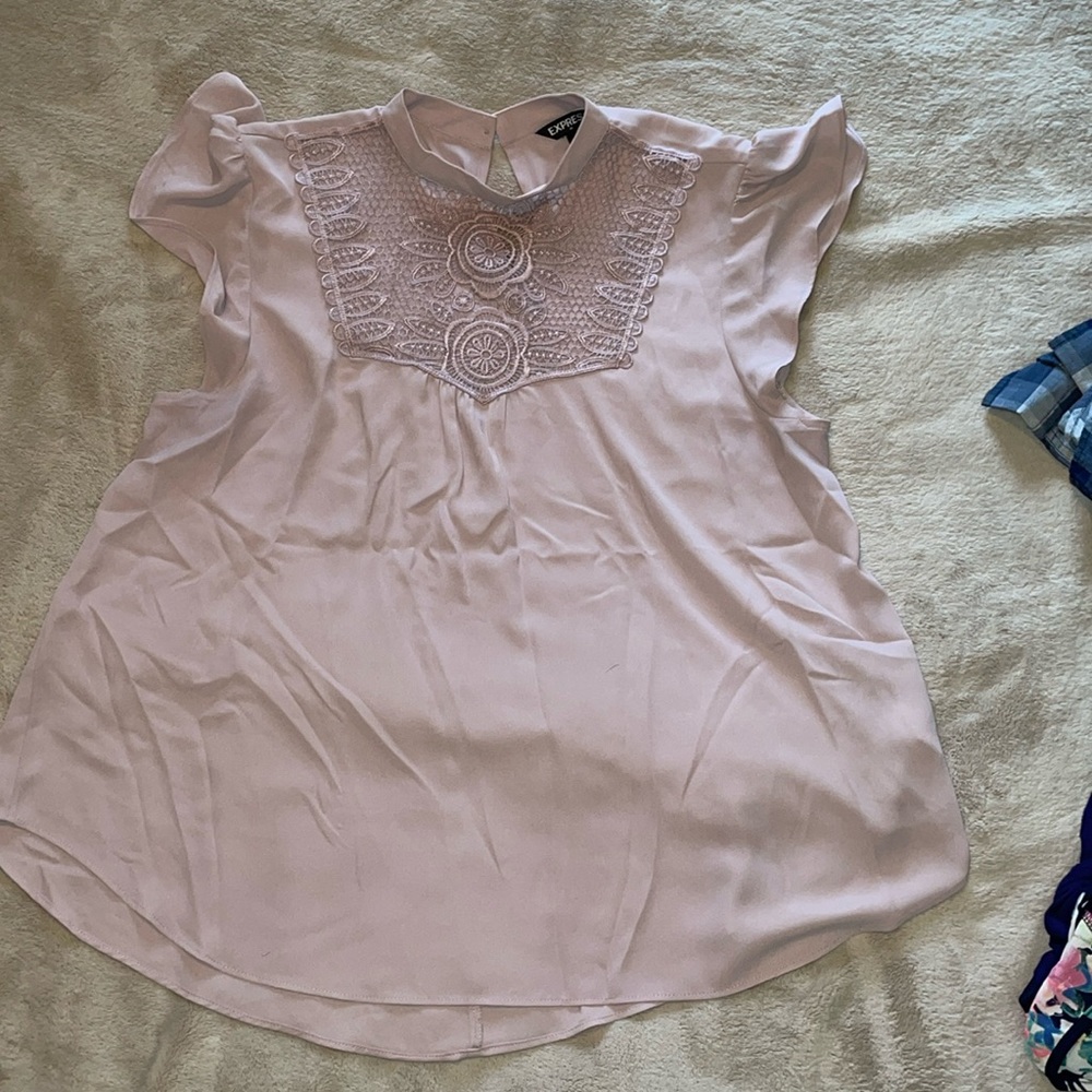 Express blush colored polyster short sleeve shirt